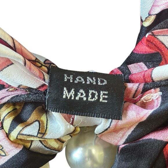 Handmade satin scrunchie with faux pearl - Picture 4 of 5